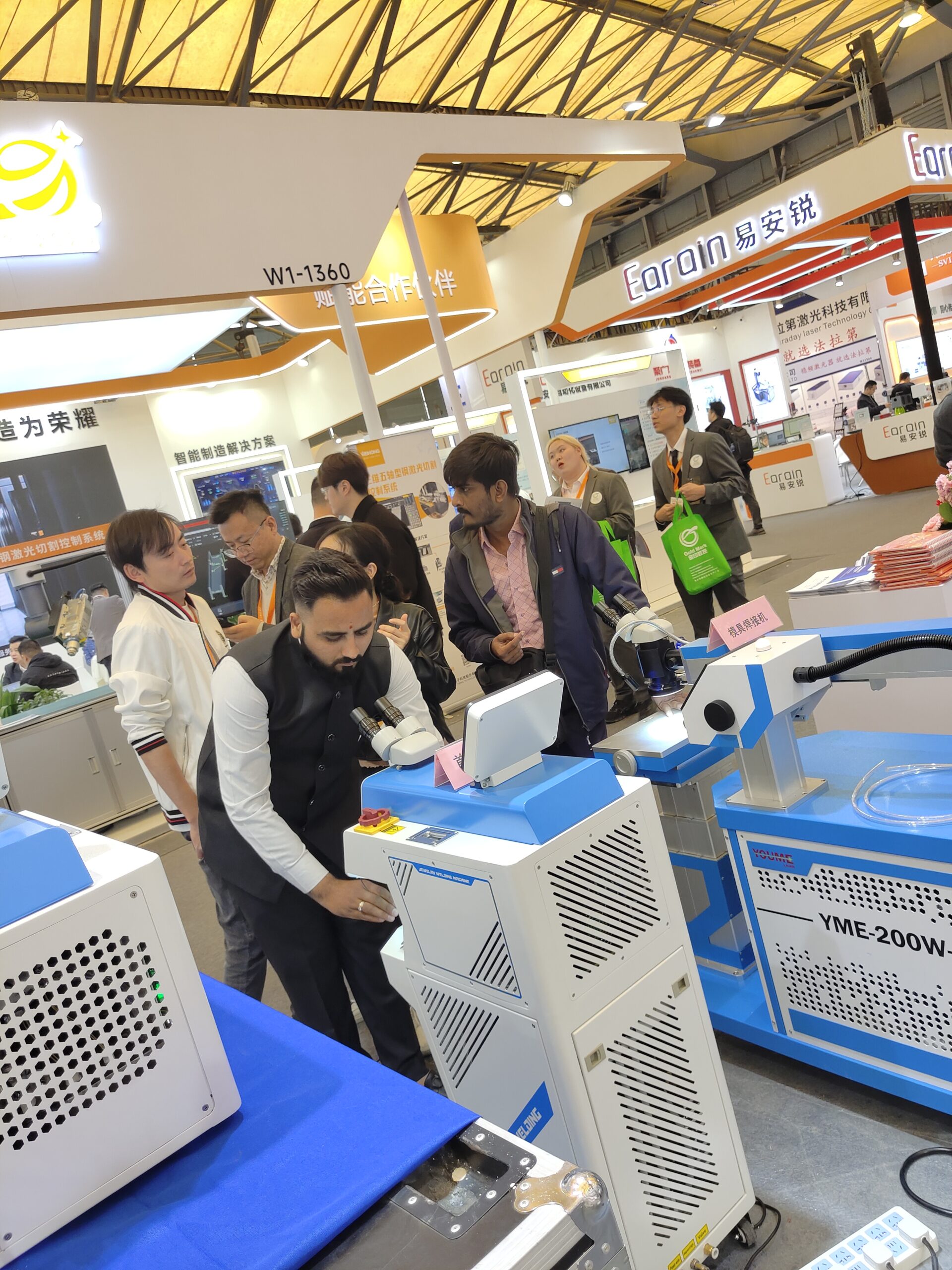 filter: 0; fileterIntensity: 0.0; filterMask: 0; module:1facing:0; 
hw-remosaic: 0; 
touch: (-1.0, -1.0); 
modeInfo: ; 
sceneMode: Hdr; 
cct_value: 5352; 
AI_Scene: (-1, -1); 
aec_lux: 192.81229; 
hist255: 0.0; 
hist252~255: 0.0; 
hist0~15: 0.0;